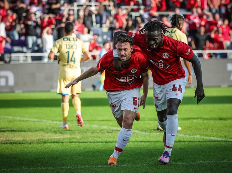 שחקן הפועל ת"א עומרי אלטמן עם דניאל דאפאה