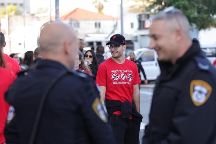 אוהדי הפועל ת"א חולצה משטרה