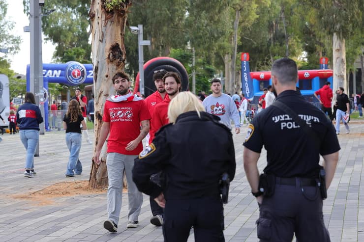 אוהדי הפועל ת"א חולצה משטרה