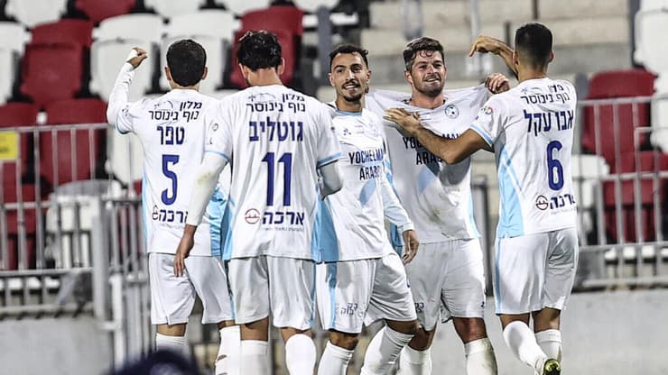 שחקני עירוני טבריה (צילום: גיל נחושתן) שחקני טבריה חוגגים