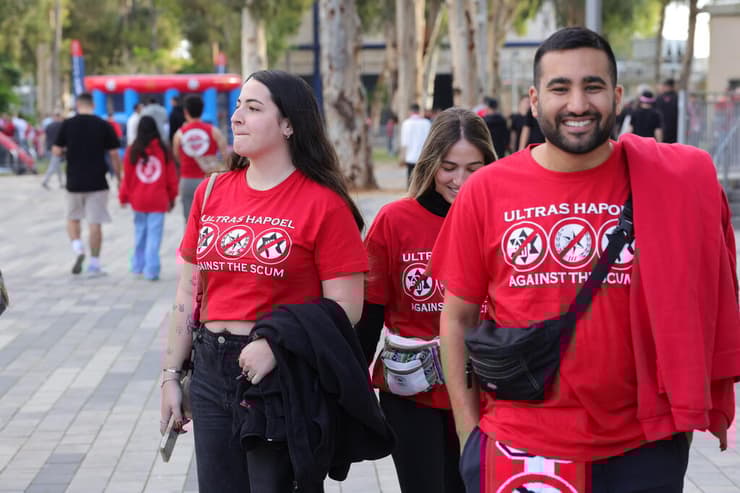 אוהדי הפועל ת"א חולצה משטרה