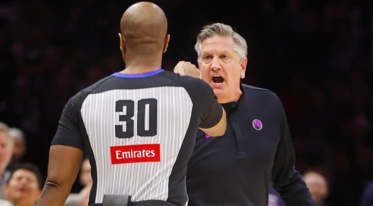 כריס פינץ' צועק על השופט