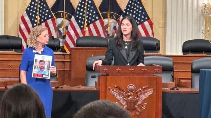 שירה גואילי, אחותו של החלל החטוף האחרון רן גואילי ז"ל בעזה, במסע לבד לארה״ב