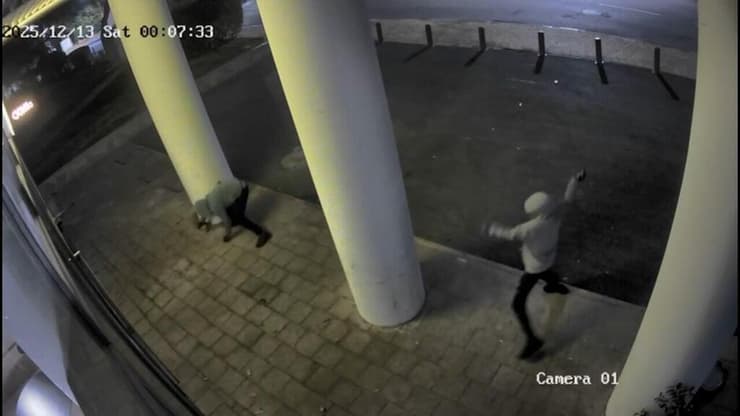 שני רעולי פנים גרמו לנזק רב לגלידריה בהרצליה