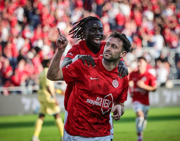 שחקן הפועל ת"א עומרי אלטמן עם דניאל דאפאה