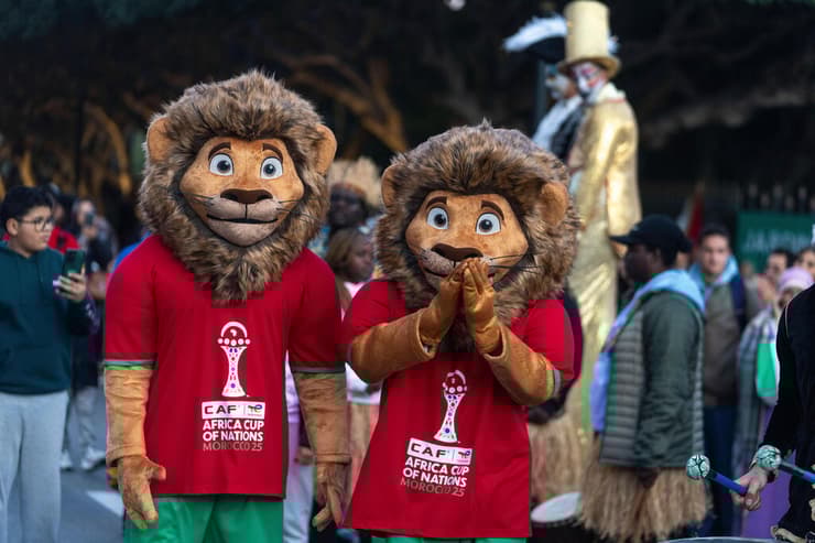 אנשים מחופשים לקמע של אליפות אפריקה במרוקו 