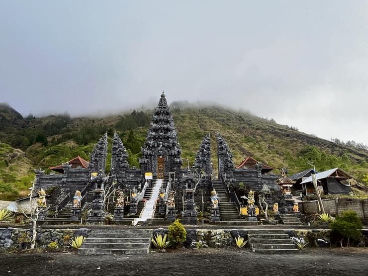 מקדש במורדות  הר הגעש באטור