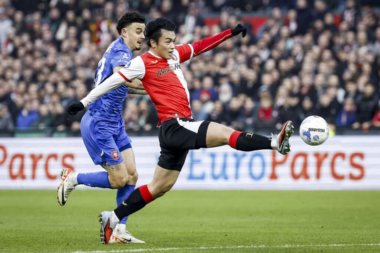 סתיו למקין במדי טוונטה מנסה להצר את צעדיו של אייסה אואדה מפיינורד