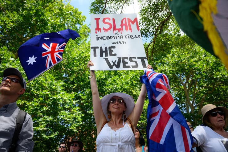 אוסטרליה סידני שבוע לפיגוע ב בונדיי ביץ' הפגנה נגד המהגרים ב סידני 