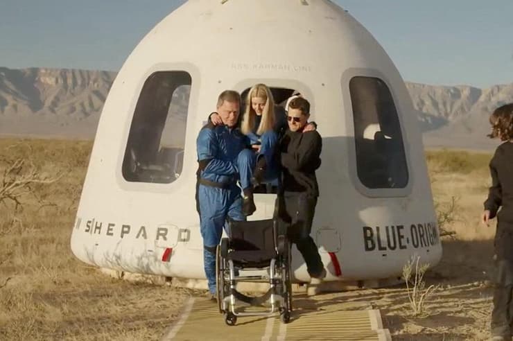 מיכאלה בֶּנטהאוס ביציאה מהחללית, כיסא הגלגלים המתין לה ביציאה