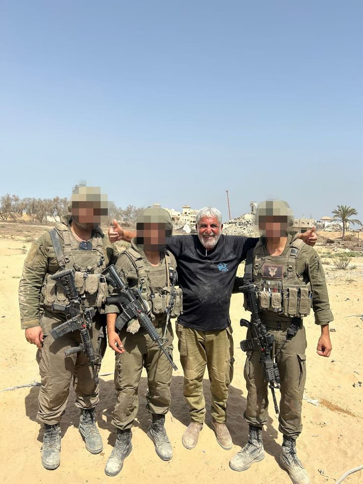 הרצל רחמים לצד לוחמי צה"ל ברצועת עזה