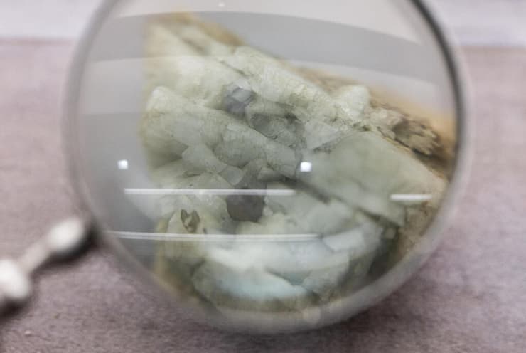 מונזיט, מינרל שנמנה על היסודות הנדירים, אשר נכרה בסין