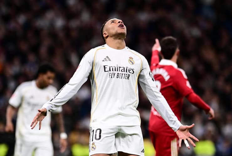 שחקן ריאל מדריד קיליאן אמבאפה במחווה לכריסטיאנו רונאלדו