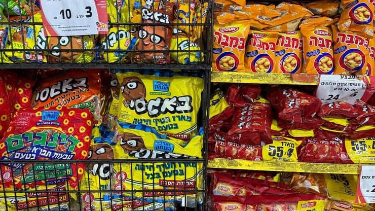 ״רף הלכתי שונה״. החטיפים המוכרים לצד המותאמים לחברה החרדית (צילום: ספיר גורדו) הממתקים והחטיפים של הרחוב החרדי