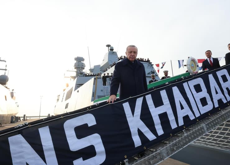 נשיא טורקיה בטקס מסירת כלי שיט צבאיים לחיל הים הטורקי