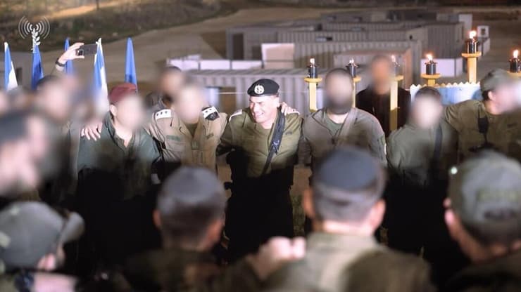 הרמטכ"ל אייל זמיר רוקד עם עם חיילים מיחידת החשמונאים