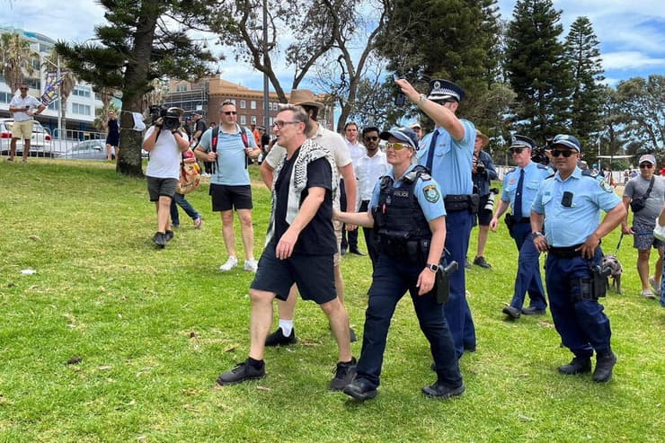 אוסטרליה סידני שבוע לפיגוע ב בונדיי ביץ' המשטרה מסלקת פעיל פרו פלסטיני עם כאפייה