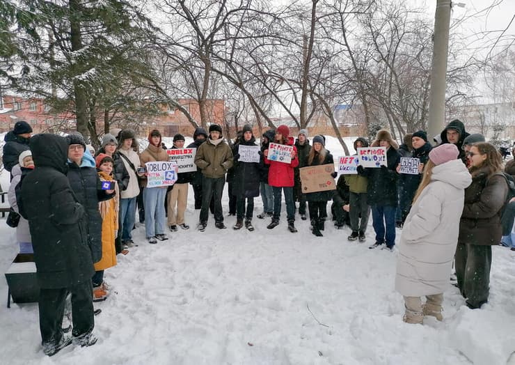 ההפגנה הנדירה, בשלג הסיבירי (צילום: REUTERS/Anton Isakov) רובלוקס