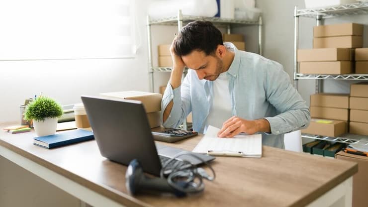 בעל עסק קטן מתוסכל