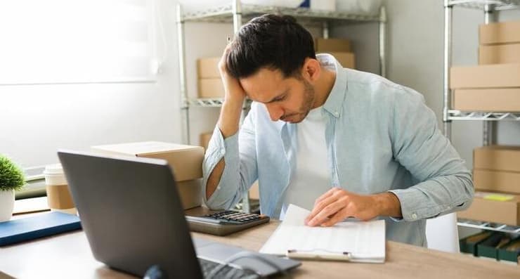 ניהול תזרים מזומנים: הטעויות שהורסות עסקים צומחים (קרדיט: Shutterstock) בעל עסק קטן מתוסכל