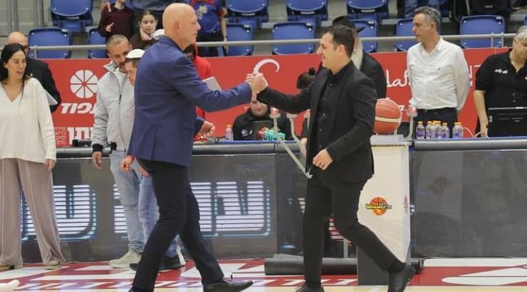 המאמנים לוחצים ידיים