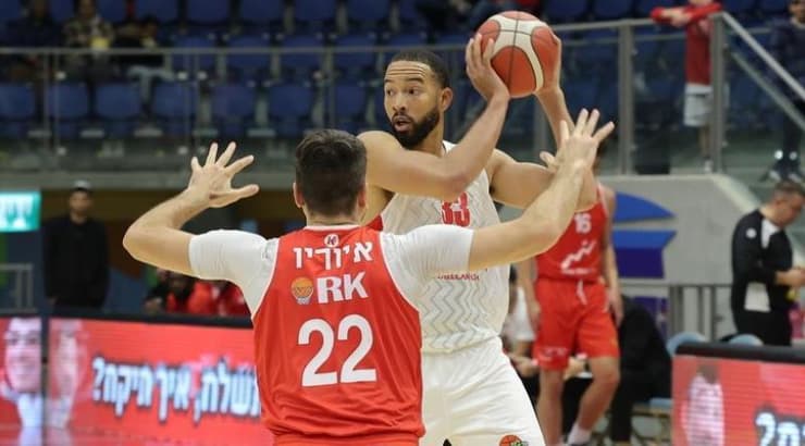 איזייה מובלי מול סם איוריו