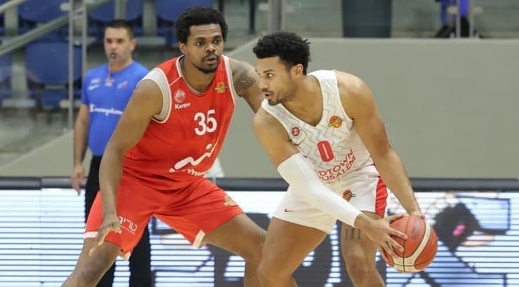 מייקל פוסטר מול ג'סטין סמית'