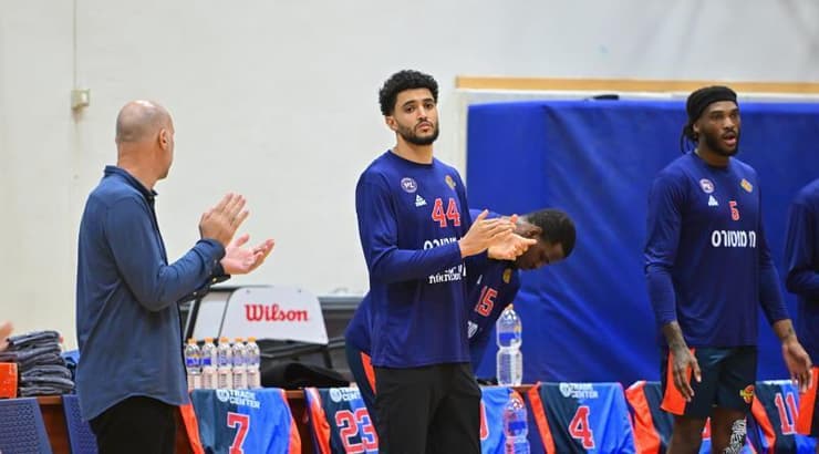 ההחתמה הנוצצת של נס ציונה על הספסל. ג’קסון רואו