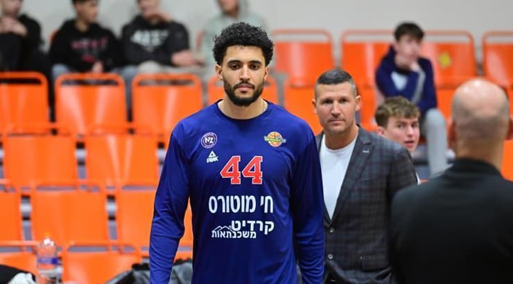 לא בסגל. ג'קסון רואו