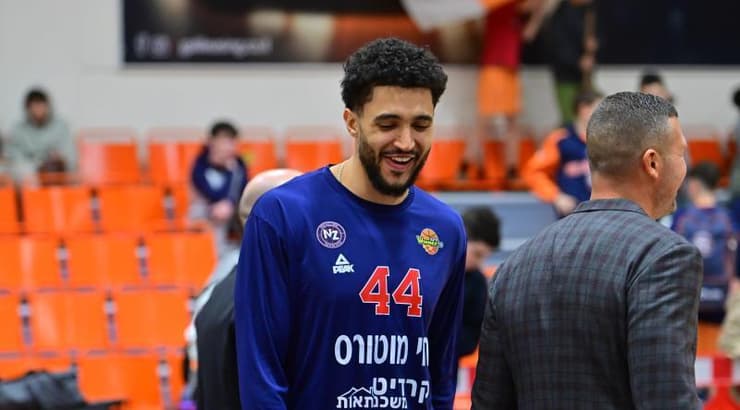 ג'קסון רואו מגיע לאולם