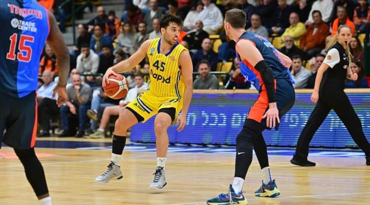 תמיר בלאט עם הכדור