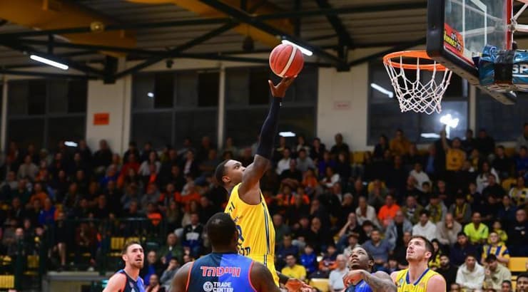 לוני ווקר עולה לסל