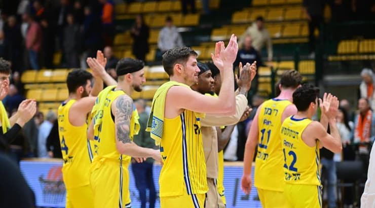 שחקני מכבי תל אביב חוגגים