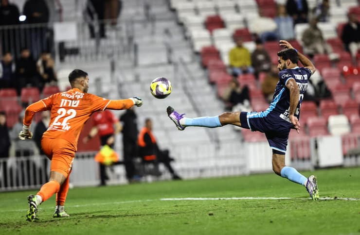 שחקן הפועל באר-שבע אופיר דוידזאדה מול שוער עירוני טבריה עידן שרון