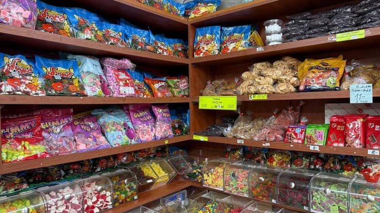 ״בציבור החרדי הכל סביב האוכל, תמיד צריך שיהיה שפע״ (צילום: ספיר גורדו) הממתקים והחטיפים של הרחוב החרדי