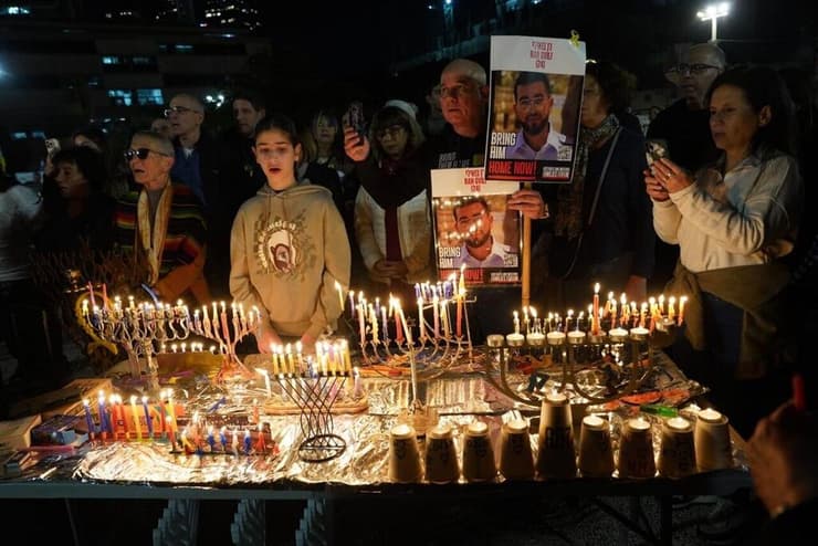 הדלקת נר שמיני בכיכר החטופים 