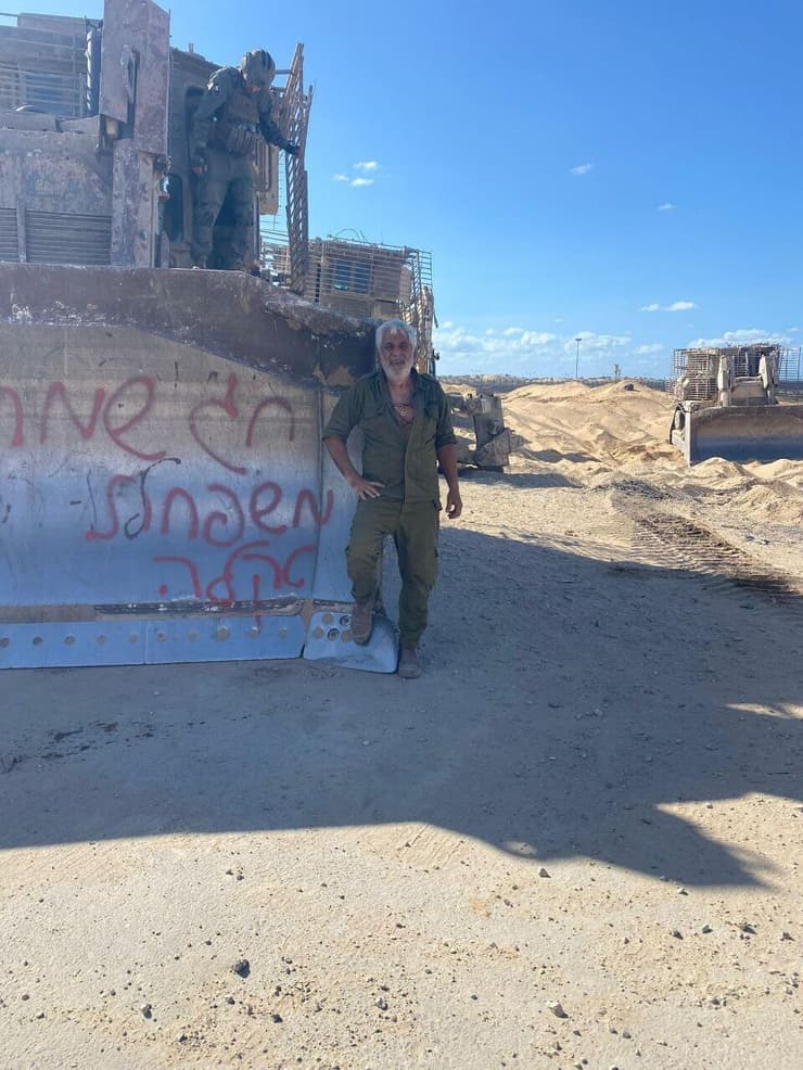 הרצל רחמים ליד אחד הכלים הכבדים שהוביל בעזה