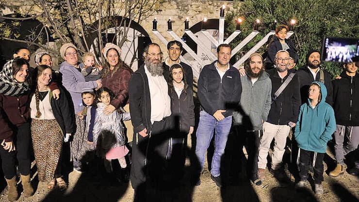 גרעין שא־נור מדליק נר שמיני של חנוכה, אמש | צילום: מועצה אזורית שומרון