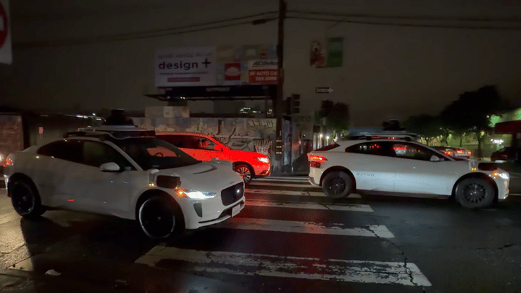רכבי Waymo תקועים בסן פרנסיסקו בהפסקת חשמל 