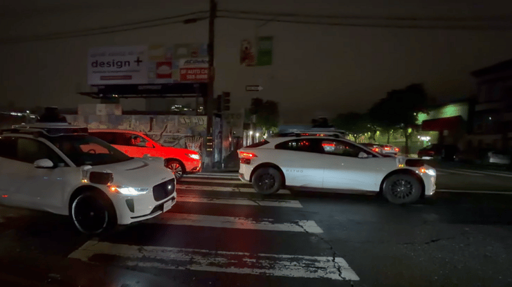 מכוניות waymo תקועות בהפסקת חשמל בסן פרנסיסקו