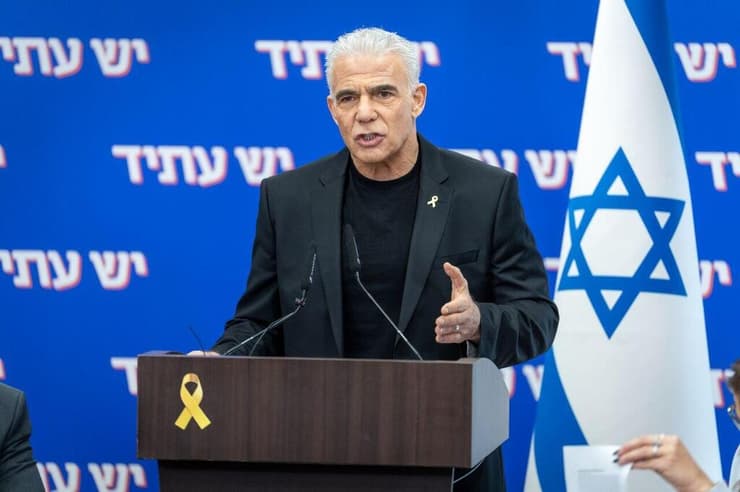 "מחזק את השופט עמית מול האיום של סמוטריץ' לרצוח אותו". לפיד (צילום: שלו שלום) ישיבת סיעה יש עתיד