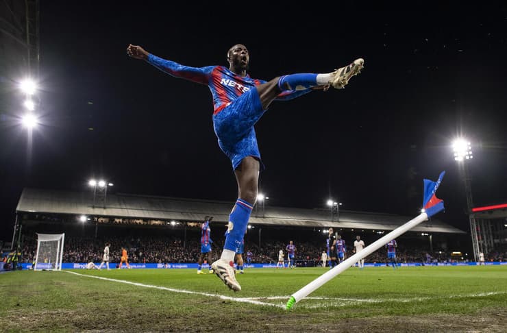 תפס פינה. ז'אן-פיליפ מטטה מקריסטל פאלאס חוגג שער מול צ'לסי עם בעיטה מושלמת בדגל הקרן (צילום: Justin Setterfield/Getty Images) תפס פינה. ז'אן-פיליפ מטטה מקריסטל פאלאס חוגג שער מול צ'לסי עם בעיטה מושלמת בדגל הקרן