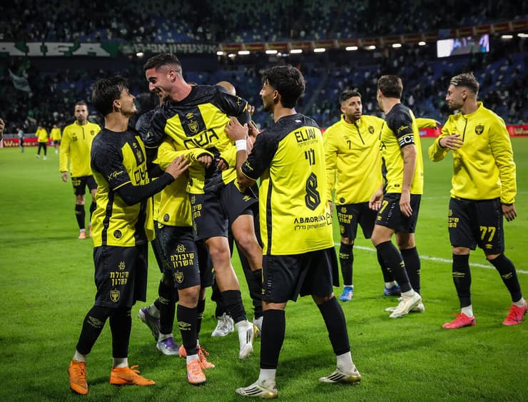 בן שימול חוגג עם חבריו