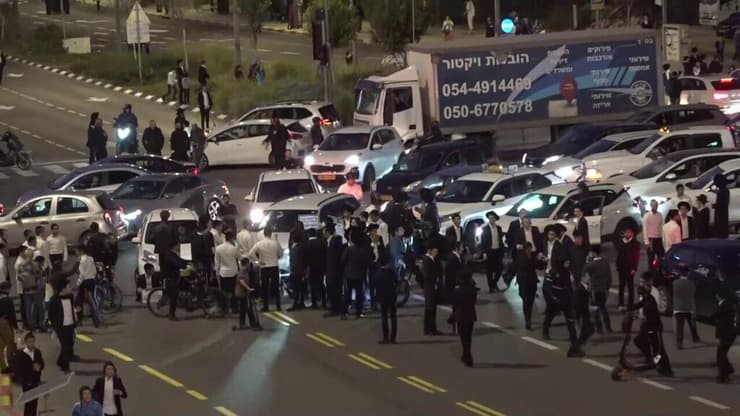 עומסי תנועה בעקבות הפגנת החרדים (צילום: עידו ארז) חרדים חוסמים את כביש 4