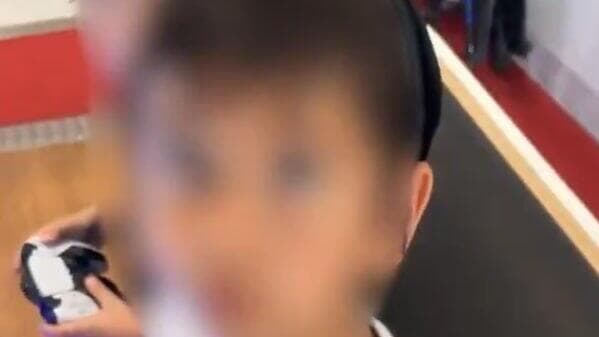 בריטי מטריד ילדים יהודים בנמל התעופה שארל דה גול