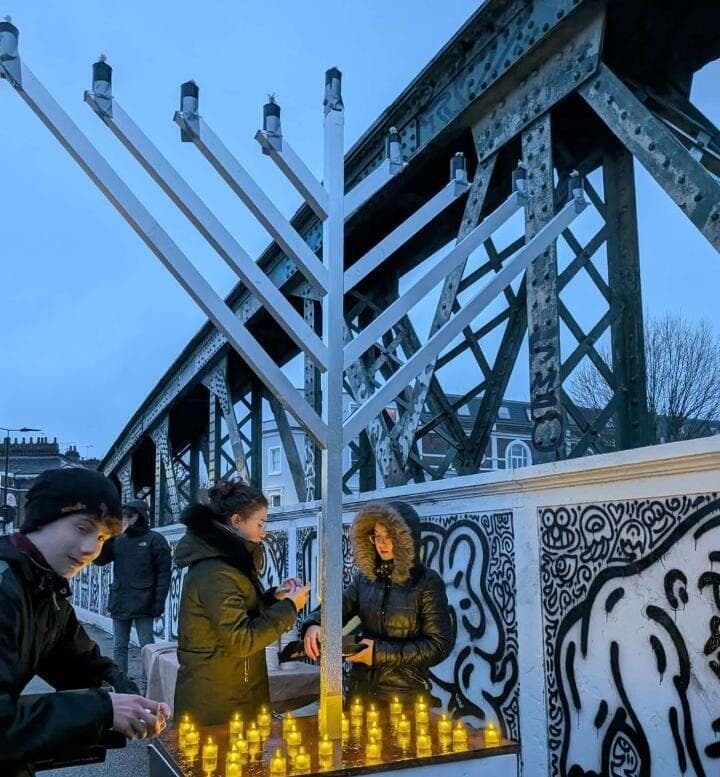 נרות נשמה לזכר הנרצחים בסידני וחנוכייה