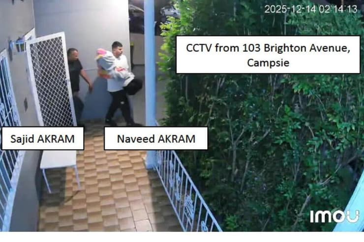 המחבלים סג'יד ו נאביד אכרם מ סידני אוסטרליה בתיעוד מעבירים את הרובים שלהם מכוסים בשמיכות שעות לפני ה פיגוע