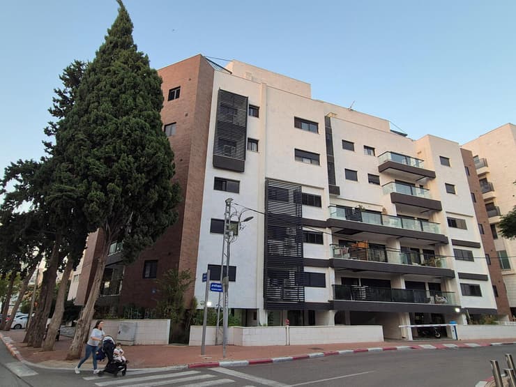 בניין שעבר תמ"א 38 בהרצליה, כחלק מפרויקט התחדשות עירונית (צילום: אוראל כהן) בניין שעבר תמ"א 38 בהרצליה, כחלק מפרויקט התחדשות עירונית