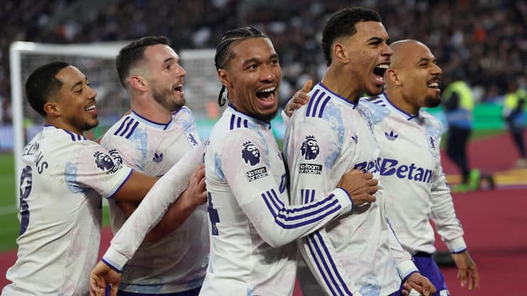 שחקני אסטון וילה חוגגים