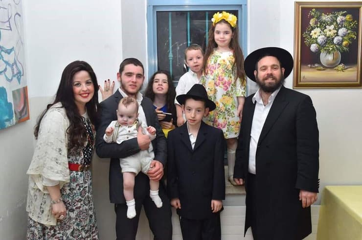 חני וחזקי ליפשיץ עם ילדיהם